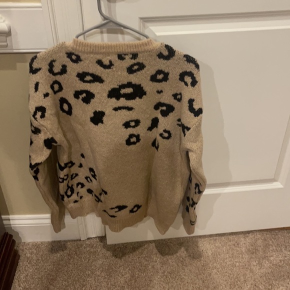 This sweater is long sleeve animal print. Non smoking home - Picture 3 of 3